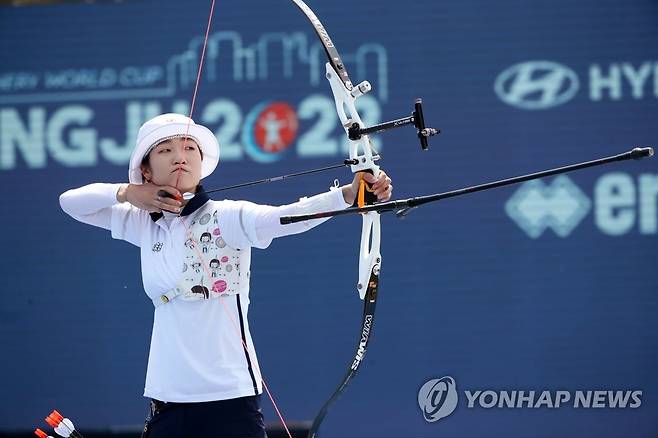 금메달 조준 최미선, 광주양궁월드컵 리커브 여자개인 결승 (광주=연합뉴스) 조남수 기자 = 22일 광주여자대학교 특설경기장에서 열린 2022현대양궁월드컵 리커브 여자개인전에서 최미선이 슈팅하고 있다. 2022.5.22 iso64@yna.co.kr