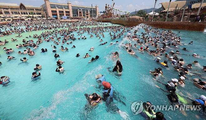 여름 휴가 절정 (김해=연합뉴스) 김동민 기자 = 폭염이 이어지는 13일 오후 경남 김해시 신문동 김해 롯데워터파크를 찾은 시민이 물놀이를 즐기고 있다. 2023.8.13 image@yna.co.kr