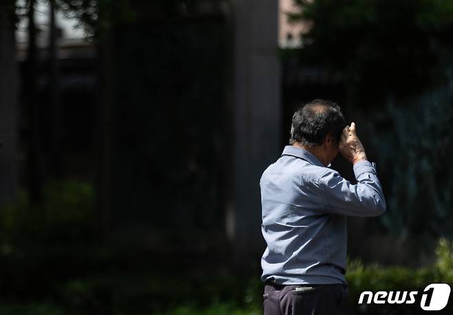 서울 종로구 탑골공원에서 한 어르신이 땀을 닦고 있다. 통계청이 발표한 5월 경제활동인구 고령층(55~79세) 부가조사 결과에 따르면, 고령층 취업자 수가 1년 전보다 34만9000명 늘어난 912만 명으로 집계됐다. 2023.7.25/뉴스1 ⓒ News1 이재명 기자