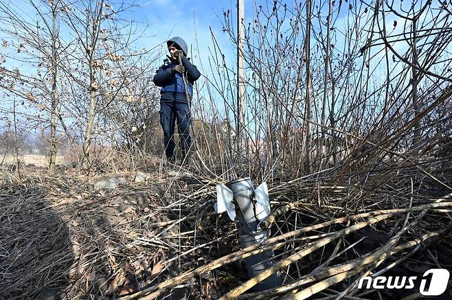 31일 (현지시간) 우크라이나 하르키우 인근에서 지뢰 제거 병사가 러시아 군의 그래드 다연장 미사일의 뇌관을 해체하고 있다. ⓒ AFP=뉴스1 ⓒ News1 우동명 기자