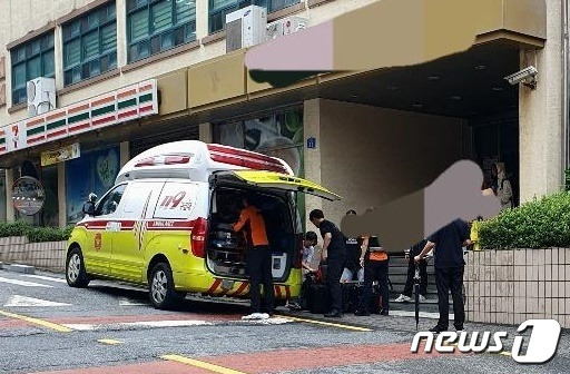 지난 12일 온라인 커뮤니티 ‘보배드림’에 대전 모 대학 기숙사 앞에서 119구급대원들이 구급차로 짐을 옮기는 사진이 게시됐다. (보배드림 화면 갈무리) /뉴스1