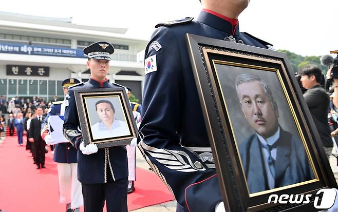 14일 오전 서울 동작구 국립서울현충원에서 열린 독립운동가 최재형 선생 부부 봉송식에서 국방부 의장대가 최재형 선생과 부인 최 엘레나 여사의 영현을 봉송하고 있다. (공동취재) 2023.8.14/뉴스1 ⓒ News1 민경석 기자