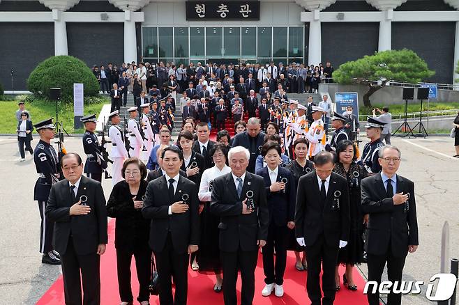 빅민식 국가보훈부 장관(왼쪽 세 번째)과 참석자들이 14일 오전 서울 동작구 국립서울현충원에서 열린 독립운동가 최재형 선생 부부 봉송식에서 경례를 하고 있다. (공동취재) 2023.8.14/뉴스1 ⓒ News1 민경석 기자