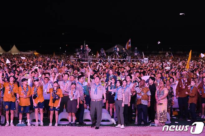 윤석열 대통령과 김건희 여사가 2일 전북 부안군 새만금 일원에서 열린 '2023 새만금 제25회 세계스카우트 잼버리' 개영식에서 종이비행기 날리기 퍼포먼스를 하고 있다. (대통령실 제공) 2023.8.3/뉴스1 ⓒ News1 오대일 기자