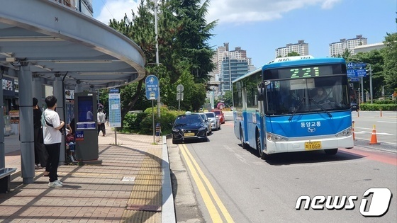 경남 창원시 성산구 상남동의 한 버스정류장에 버스가 진입하고 있다. 2023.7.5. ⓒ 뉴스1 박민석 기자