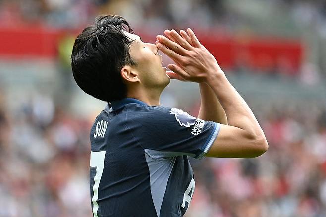 Tottenham Hotspur's South Korean striker #07 Son Heung-Min reacts to a missed chance during the English Premier League football match between Brentford and Tottenham Hotspur at Gtech Community Stadium in London on August 13, 2023. (Photo by JUSTIN TALLIS / AFP) / RESTRICTED TO EDITORIAL USE. No use with unauthorized audio, video, data, fixture lists, club/league logos or 'live' services. Online in-match use limited to 120 images. An additional 40 images may be used in extra time. No video emulation. Social media in-match use limited to 120 images. An additional 40 images may be used in extra time. No use in betting publications, games or single club/league/player publications.