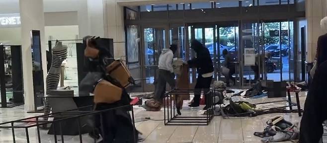 12일(현지 시간) 미국 로스앤젤레스 노드스르톰 백화점에 떼로 몰려든 절도범들이 닥치는 대로 상품들을 훔쳐 가고 있다. X 캡처
