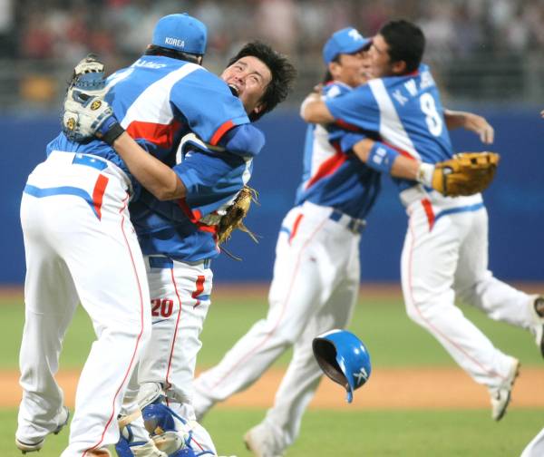 2008 베이징 올림픽 금메달 획득을 확정한 뒤 투수 정대현(맨 왼쪽)을 얼싸안고 기쁨을 나누는 모습. 사진=올림픽공동사진취재단