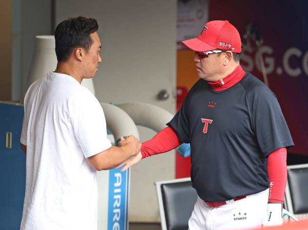 김태군과 얘기를 나누는 진갑용(오른쪽) KIA 수석 코치. 사진=KIA 타이거즈