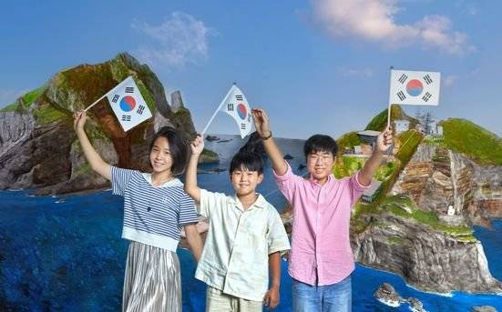 서울 영등포구 독도체험관을 찾은 최규연·정시환·서윤하(왼쪽부터) 학생기자가 독도에 관한 궁금증을 풀어 보고 “독도는 우리 땅!”을 외쳤다.
