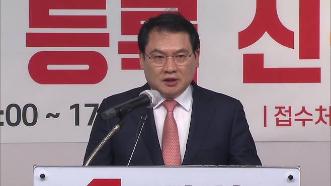 국민의힘 당 대표 후보에 등록한 뒤 기자회견 중인 강신업 후보(2023. 2. 2)