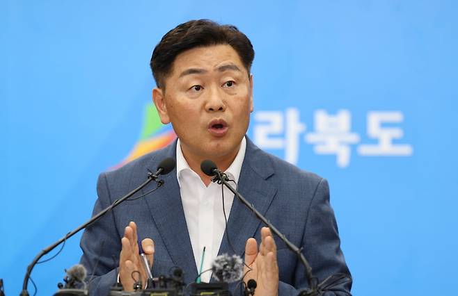 김관영 전북도지사가 14일 전북도청 브리핑룸에서 열린 2023 새만금 세계스카우트잼버리 파행과 관련한 기자회견에서 발언하고 있다. /사진=연합뉴스