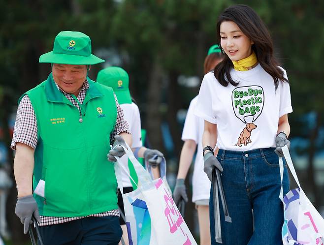 윤석열 대통령 배우자 김건희 여사가 지난달 3일 강원 강릉시 경포해수욕장에서 새마을운동중앙회 관계자 및 대학생 자원봉사자들과 함께 쓰레기와 폐플라스틱 등을 줍는 해변 정화 활동을 하고 있다. 대통령실 제공