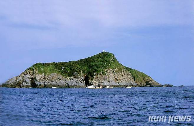 전남 완도군에는 ‘장수도’, 제주특별자치도에는 ‘사수도’로 2중 등록되면서 30여년의 영토분쟁을 벌였던 무인도가 헌법재판소의 판결로 ‘사수도’가 된지 15년여 만에, 이번에는 해상경계로 법적 분쟁이 또다시 시작됐다. 사진=문화재청