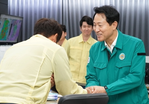 오세훈 서울시장이 10일 서울시 성동구 시설관리공단 상황실을 찾아 근무자를 격려하고 있다.(사진=연합뉴스)