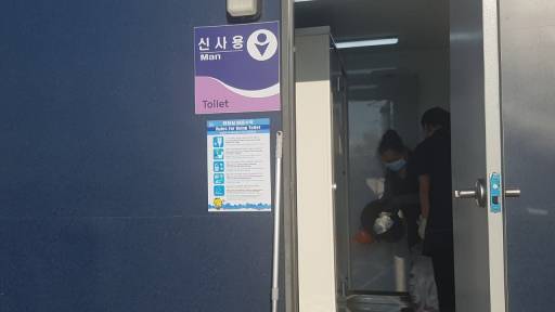 잼버리 델타구역 푸드하우스 인근 화장실에서 청소용역원들이 청소를 하고 있다.2023.08.05./사진= 유동주 기자