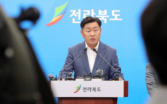 김관영 전북도지사가 14일 기자간담회에서 '2023 새만금 세계스카우트 잼버리' 파행과 관련해 처음으로 '책임 통감'을 언급했다. 사진은 14일 전북 전주시 전북도청 브리핑룸에서 새만금 세계스카우트잼버리 파행과 관련한 기자회견을 하는 김 지사. /사진=뉴스1