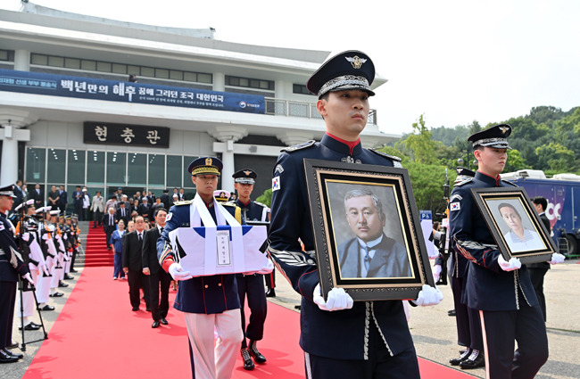 제78주년 광복절을 하루 앞둔 14일 오전 서울 동작구 국립서울현충원 현충관 앞에서 ‘백년만의 해후, 꿈에 그리던 조국 대한민국’이라는 주제로 독립운동가 최재형 선생과 최엘레나 여사의 부부 합동봉송식이 거행되고 있다. 백동현 기자