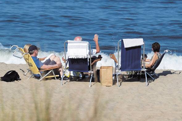 미국 하와이에서 산불로 12일(현지시간) 기준 93명의 사망자가 나오는 등 막대한 피해가 발생한 가운데 미국 연방정부가 지난 10일 재난지역으로 선포했음에도 불구하고 실질적인 지원은 제대로 이뤄지지 않고 있다는 비판이 나오고 있다. 13일 하와이주 마우이섬 라하이나 일대가 잿더미로 변해 전쟁터를 방불케 하고 있다. 같은 날 주말을 보내기 위해 델라웨어주 레호보스 비치를 찾은 조 바이든 대통령이 의자에 앉아 누군가를 향해 손을 흔들고 있다. [AP·로이터]