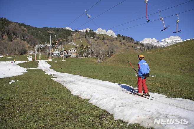 [엥겔버그(스위스)/AP=뉴시스] 기후 변화로 빙하 유실이 심화하면서 알프스에서 산악 사고로 실종된 산악인의 유해가 잇따라 발견되고 있다고 스위스 현지 언론 스위스인포는 13일(현지 시간) 전했다. 사진은 지난 1월 따뜻한 날씨로 눈이 내리지 않은 스위스 엥겔버그의 한 스키장에 인공 눈 슬로프가 조성돼있는 모습. 2023.08.14.