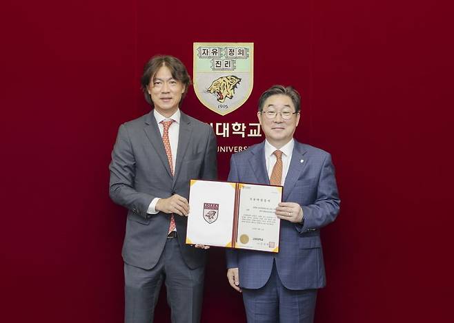 홍명보 울산현대축구단 감독(왼쪽)과 김동원 고려대 총장(오른쪽)이 기념촬영을 하고 있다. (사진=고려대 제공) *재판매 및 DB 금지