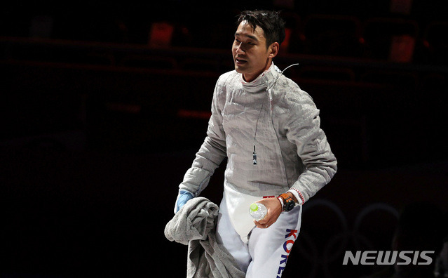 [지바(일본)=뉴시스] 이영환 기자 = 대한민국 김정환이 24일 오후 일본 지바 마쿠하리 메세 B홀에서 열린 도쿄올림픽 펜싱 남자 사브르 개인전 4강전에서 이탈리아 루이지 사멜레에게 패한 후 아쉬워 하고 있다. 2021.07.24. 20hwan@newsis.com