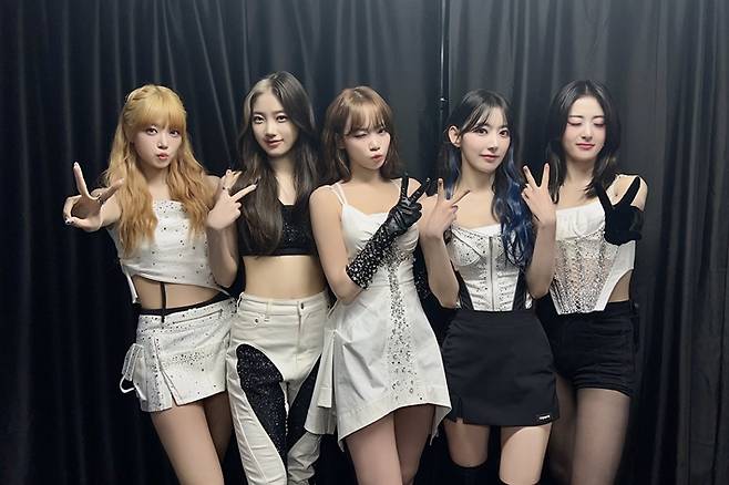 르세라핌이 데뷔 후 첫 단독 투어 '플레임 라이지즈' 서울 마지막 날 공연을 13일 오후 5시 서울 송파구 잠실실내체육관에서 열었다. 르세라핌 공식 페이스북