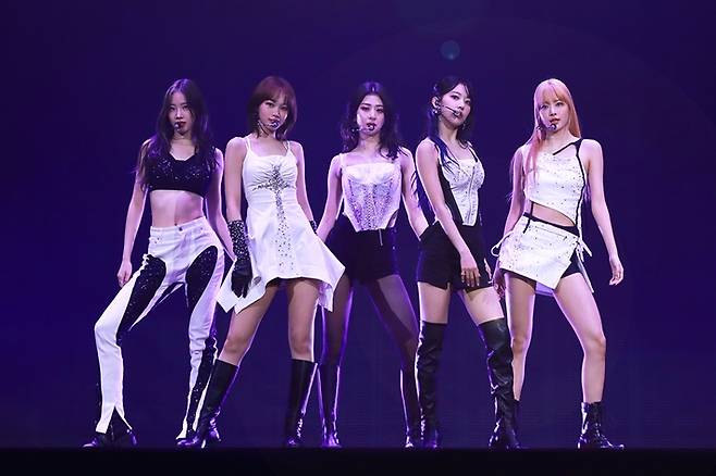 르세라핌은 앙코르곡 '파이어 인 더 벨리'까지 총 17곡의 무대를 펼쳤다. 쏘스뮤직 제공