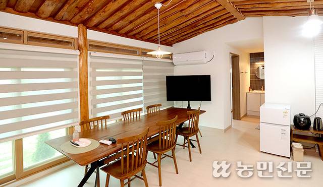 어여와 1호는 4인 가족이 머물러도 충분할 만큼 넉넉한 공간을 가졌다. 마당에 펼쳐진 아름다운 정원은 덤이다.