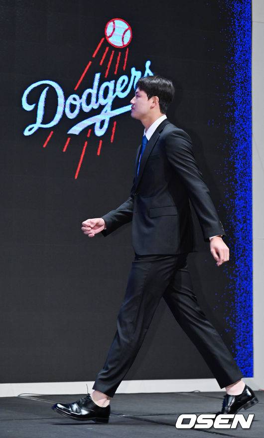 [OSEN=민경훈 기자]장현석이 포토타임을 위해 입장하고 있다. 2023.08.11 /rumi@osen.co.kr