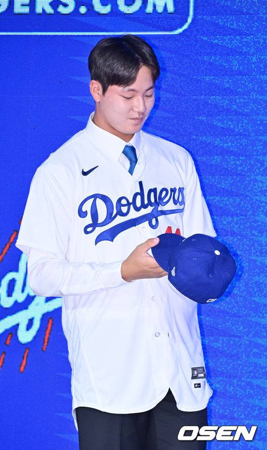 [OSEN=민경훈 기자]장현석이 유니폼을 입고 모자를 바라보고 있다. 2023.08.11 /