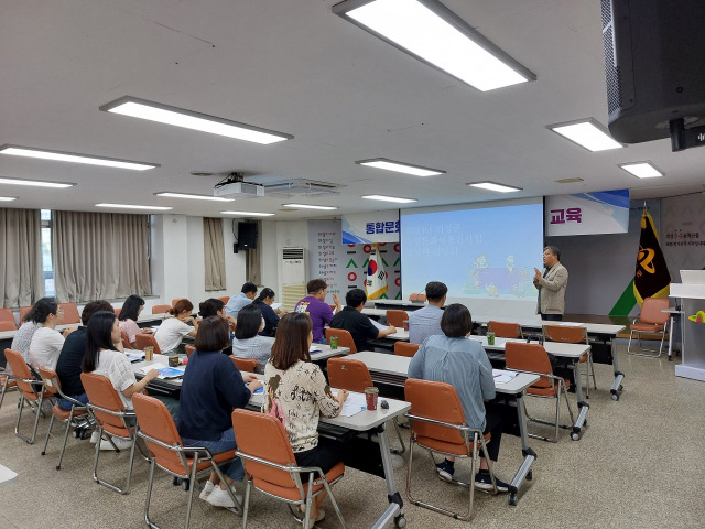 ▲ 의성군은 최근 의성군청 대회의실에서 18개 읍면 통합문화이용권 담당자들이 참석한 가운데 역량강화 교육을 실시했다. ⓒ의성군