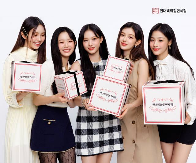 뉴진스가 현대백화점면세점 상품을 들고 포즈를 취하고 있다. /사진제공=현대백화점면세점