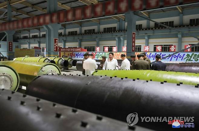 북한 김정은, "미사일 생산능력 비약적 제고"…군수공장 또 시찰 (서울=연합뉴스) 김정은 북한 국무위원장이 주요 군수공장들을 시찰하고 "전쟁준비의 질적수준은 군수산업발전에 달려있다"며 무기 생산능력의 제고를 독려했다.
   조선중앙통신은 김 위원장이 지난 11~12일 전술미사일 생산공장과 전술미사일 발사대차 생산공장, 전투장갑차 생산공장, 대구경 조종방사포탄 생산공장 등을 현지지도했다고 14일 보도했다. [조선중앙통신 홈페이지 캡처] 2023.8.14 
    [국내에서만 사용가능. 재배포 금지. For Use Only in the Republic of Korea. No Redistribution] 
 nkphoto@yna.co.kr