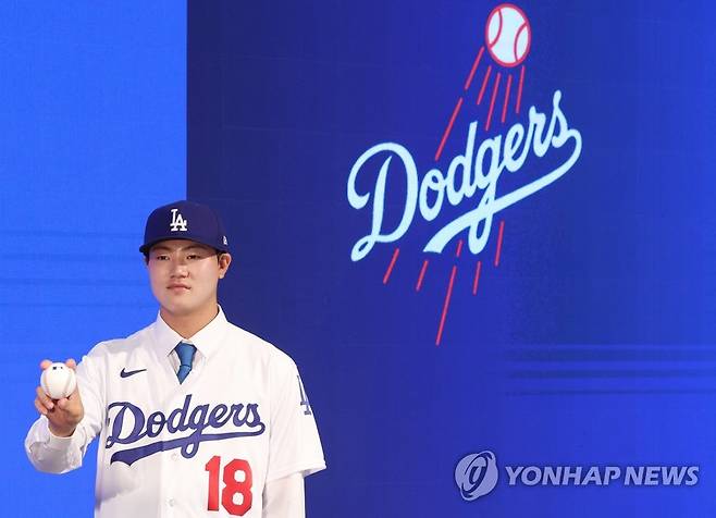 장현석 '활약 기대해주세요' (서울=연합뉴스) 이지은 기자 = 미국프로야구 메이저리그(MLB)에 도전하는 마산 용마고의 우완 투수 장현석이 14일 오후 서울 용산구 드래곤시티호텔에서 열린 로스앤젤레스 다저스 입단 기자회견에서 공을 들고 포즈를 취하고 있다. 2023.8.14 jieunlee@yna.co.kr