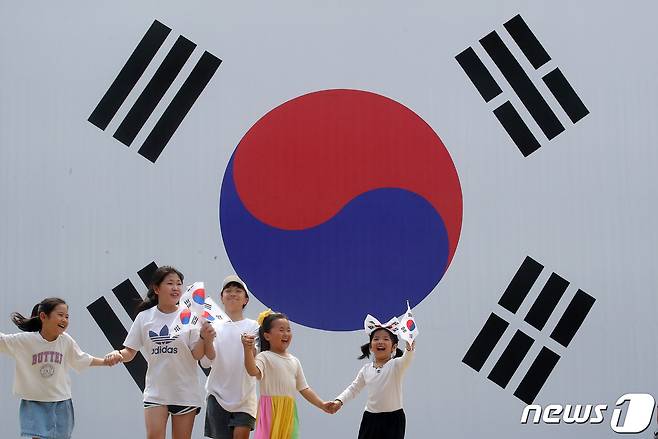 제78주년 광복절을 맞은 15일 서울 서대문형무소역사관의 대형 태극기 앞에서 어린이들이 태극기를 흔들며 힘차게 뛰고 있다. 2023.8.15/뉴스1 ⓒ News1 이동해 기자