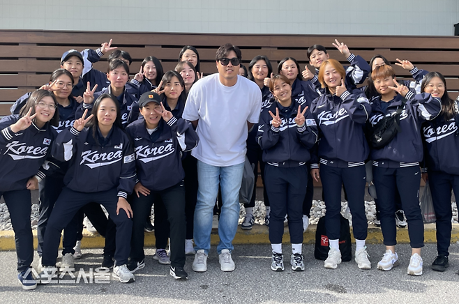 류현진이 캐나다 토론토에서 환승을 위해 잠시 대기하고 있던 대한민국 여자야구 대표팀을 응원차 방문했다. 토론토(캐나다) | 황혜정기자. et16@sportsseoul.com