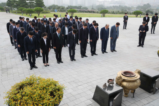 김태흠 충남도지사는 15일 제78주년 광복절 경축식에 앞서 내포 보훈공원을 찾아 충혼탑을 참배했다. 사진=충남도 제공