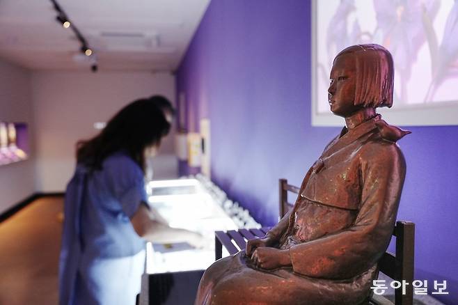 용담 안점순 기억의 방을 찾은 시민들이 할머니의 활동이 담긴 자료를 둘러보고 있다. 수원시 제공