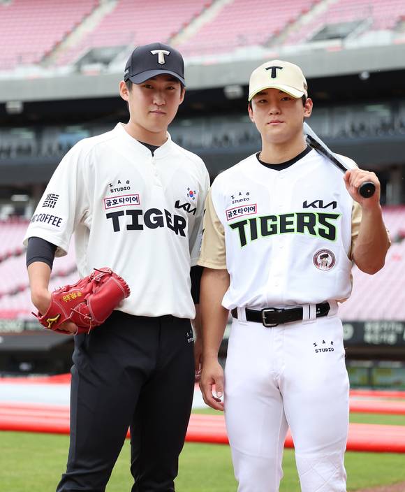 KIA 타이거즈 선수단이 15, 17일 키움 히어로즈와 홈 경기에 착용하게 되는 광복절(왼쪽), 무등산 데이 특별 유니폼. [사진=KIA  타이거즈]