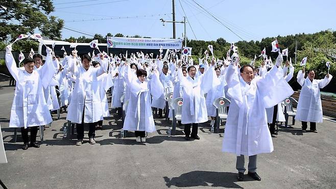 충북 증평군 도안면 광덕1리 독립만세 발원지 기념조형물 앞에서 참석자들이 태극기를 흔들며 만세삼창하고 있다. 사진 증평군