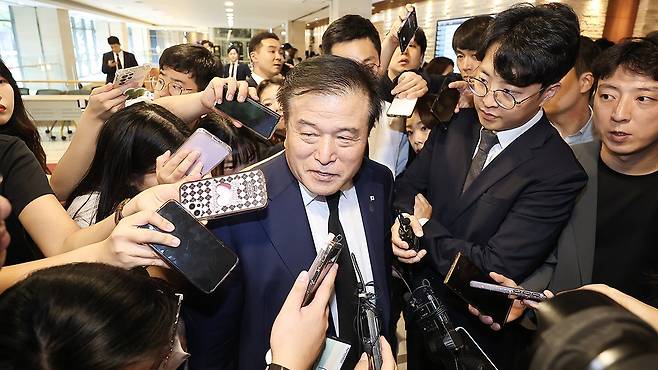 이진복 대통령실 정무수석이 윤기중 연세대 명예교수의 빈소가 마련된 서울 신촌 세브란스병원 장례식장에서 취재진의 질문을 받고 있다. 연합뉴스