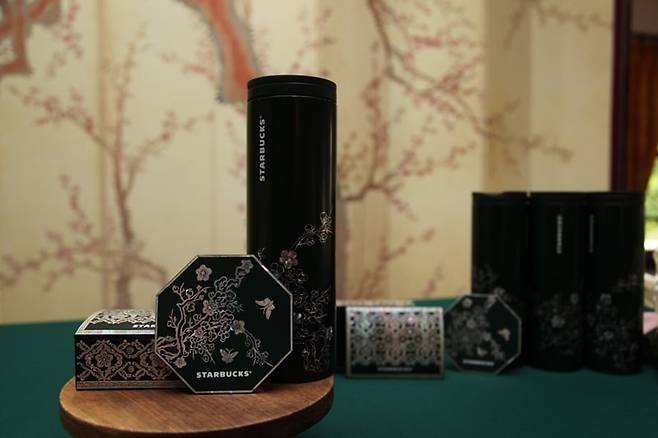 스타벅스 코리아는 15일부터 한국의 전통 요소를 디자인 소재로 활용한 광복절 MD(상품)를 선보인다고 밝혔다. 사진=스타벅스 코리아