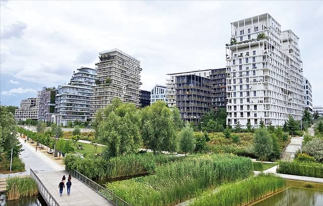 프랑스 파리 17구에 개발되고 있는 생태 신도시 클리시바티뇰. 이곳의 주택 3400여 가구 중 절반이 시세 대비 임대료가 40%가량 싼 사회주택으로 공급된다. 외관을 비대칭적으로 설계한 데다 방이 최대 5개인 주택 내부에 발코니와 테라스, 개인 정원 등을 넣은 혁신 디자인을 적용해 관심을 끌고 있다.    이유정 기자