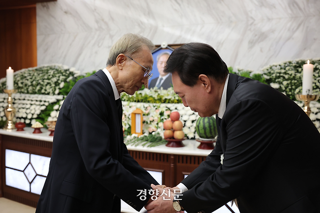 윤석열 대통령이 15일 오후 서울 서대문구 신촌세브란스병원 장례식장에 마련된 부친 윤기중 연세대 명예교수의 빈소에서 이명박 전 대통령의 조문을 받고 있다. 대통령실 제공