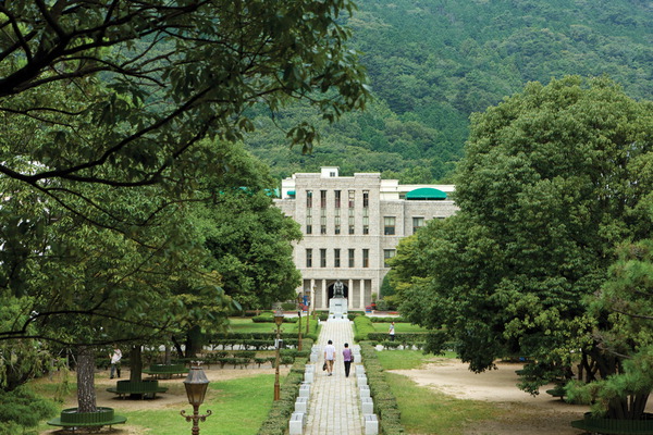 개교 77주년을 맞이한 동아대학교는 지역 대표 명문사학으로 수많은 정치인과 법조인, 경영인, 문화계, 체육계 스타 등 25만 동문을 배출했다.  동아대 제공