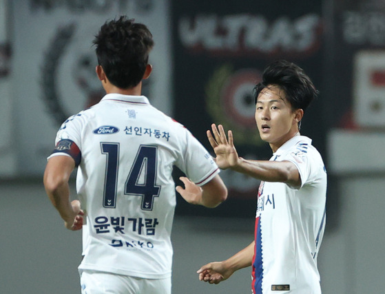 Suwon FC's Lee Seung-woo, right, celebrates scoring a goal with Yoon Bitgaram during a K League match against FC Seoul at Seoul World Cup Stadium in Mapo District, western Seoul on July 12. [YONHAP]