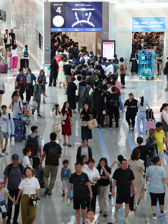 Passengers pass through the departure hall of Terminal 1 at Incheon International Airport on Tuesday. The number of air passengers in Korea jumped 79 percent on year to 8.98 million in July according to data compiled by the Ministry of Land, Infrastructure and Transport. [YONHAP]