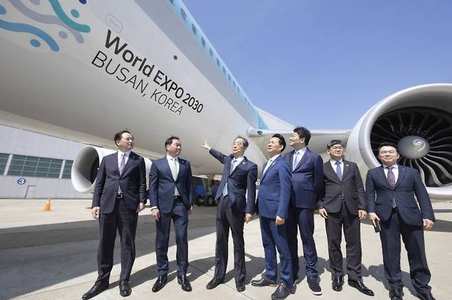 한덕수 국무총리(왼쪽 세번째)가 인천국제공항 대한항공 인천 정비 격납고에서 열린 부산 엑스포 유치 기원 래핑 항공기 공개행사를 마친 뒤 래핑 항공기를 살펴보고 있다. 왼쪽부터 대한항공 유기홍 사장, 최태원 공동유치위원장, 한덕수 총리, 장성민 대통령비서실 미래전략기획관, 조원태 회장, 이경호 유치지원단장, 유종석 부사장. &nbsp; 연합뉴스