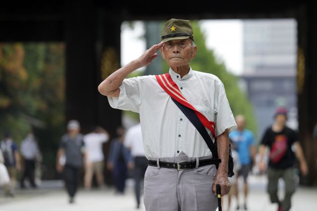 제2차 세계대전 당시 일본 군복을 입은 노인이 15일 수도 도쿄 야스쿠니신사 앞에서 경례하고 있다. AP연합뉴스